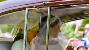 RT @chicagotribune: Northwestern graduate marrying British guy rn https://t.co/50UphKcJ2W https://t.co/WjRcYL3oxc