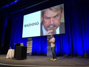 YAYYYY! @FakeSamRitchie warns the audience of impending puns. ⚠️ #ylj18 https://t.co/u1rcOSJCNJ