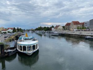We departed Prague today and caught the train back to Deutschland. Now we’re in Regensburg, where we walked around the Altstadt and across the Steinerne Brücke to the Spitalgarten. 🍻 (2022 Biergarten count: 10!)