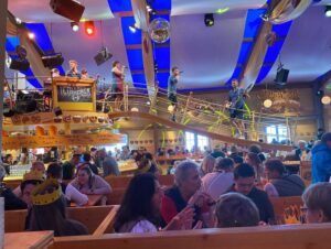 Highlights from our second day at Oktoberfest: multiple tents, Italian football fans, live music, rides, bowling, and a lot of beer… ❤️🍺🎶