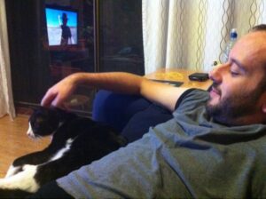 Snookums and Petey are enjoying tonight's new episode of Mythbusters. (cc @voicework)